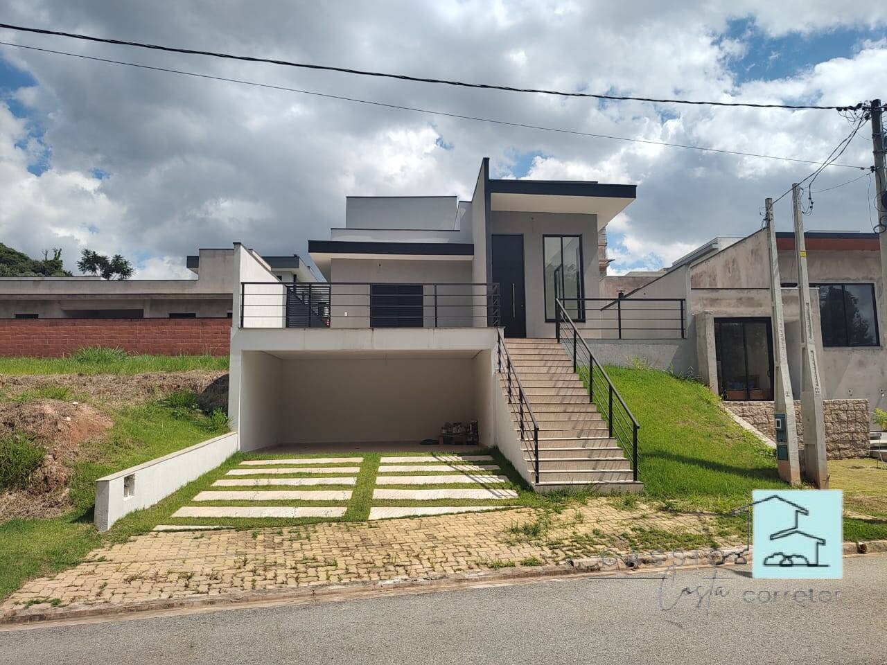 Casa de Condomínio à venda com 3 quartos, 250m² - Foto 1