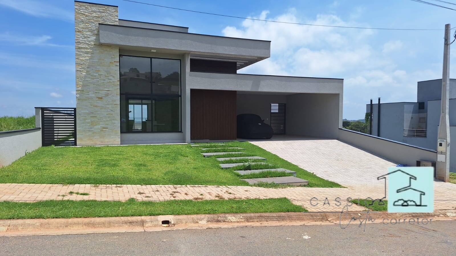 Casa à venda com 3 quartos, 273m² - Foto 1