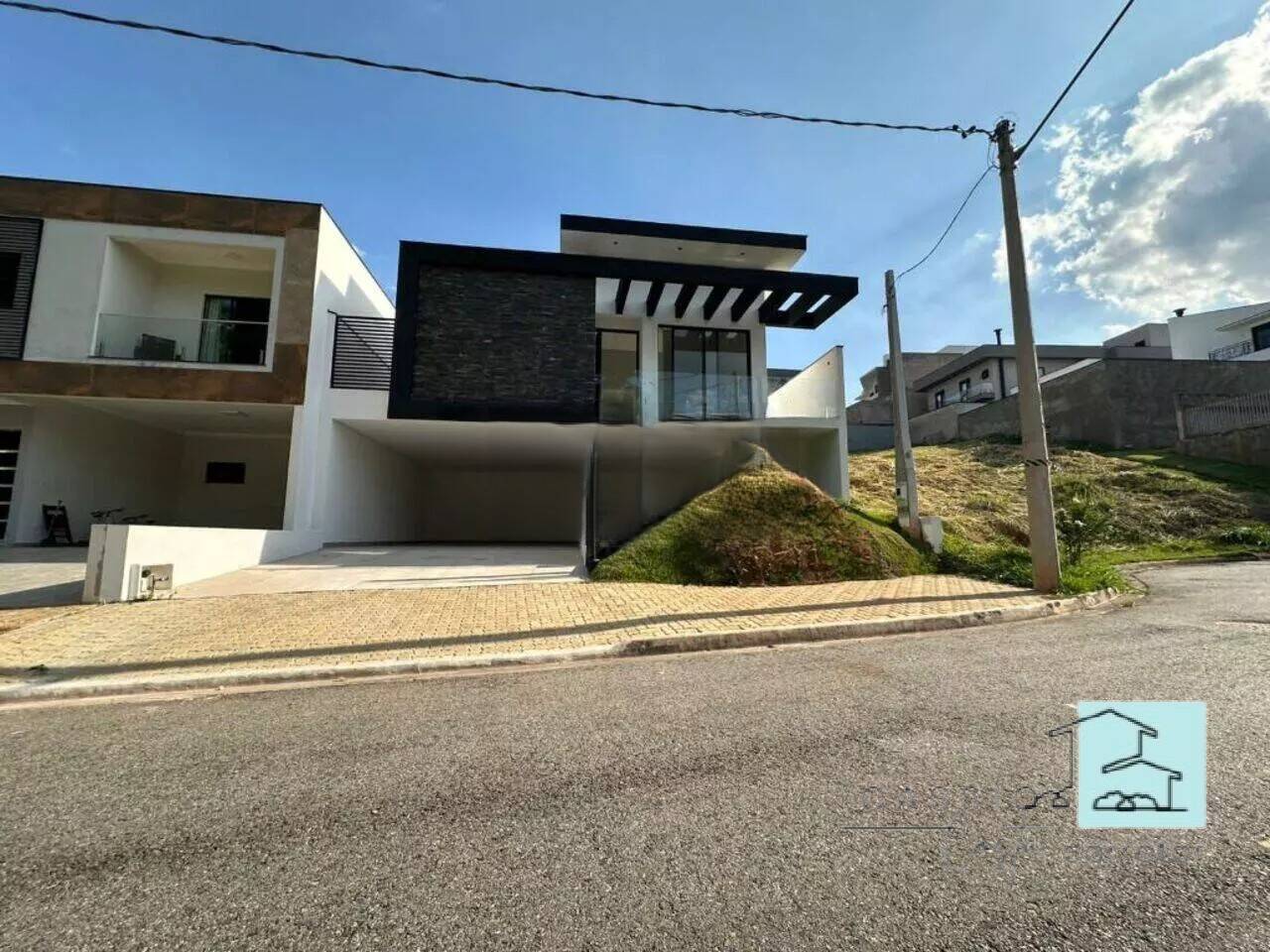 Casa de Condomínio à venda com 3 quartos, 244m² - Foto 1